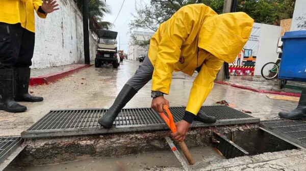 Gobierno de Isla Mujeres refuerza trabajos ante lluvias registradas por la onda tropical número 33