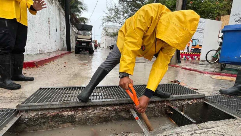 Gobierno de Isla Mujeres refuerza trabajos ante lluvias registradas por la onda tropical número 33