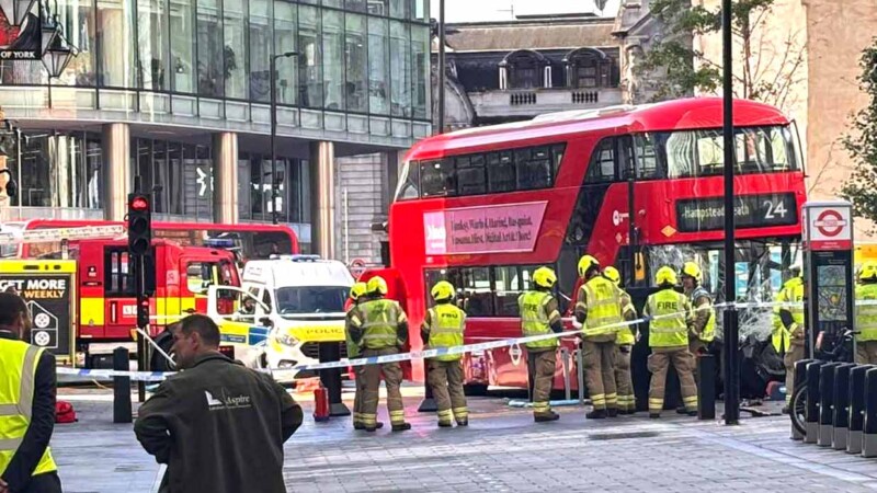 Emblemático autobús rojo de doble piso protagoniza atropellamiento masivo en Londres