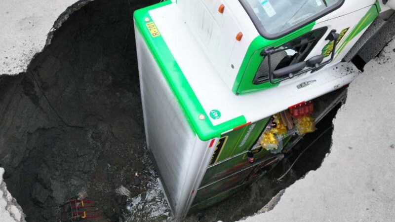 Socavón en CDMX se "traga" a camión repartidor de refrescos