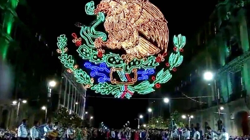 Encendido del alumbrado patrio ilumina el Zócalo capitalino