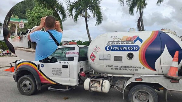 Fuga en pipa de gas causa alarma en avenida de Cancún