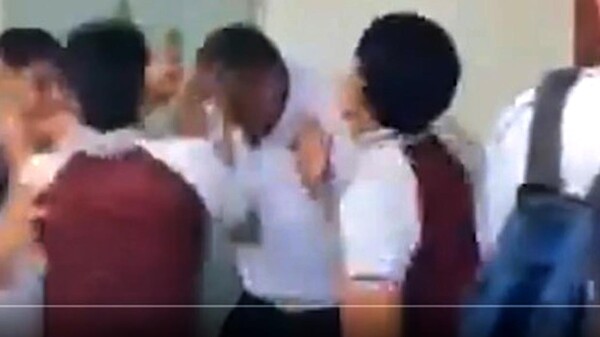 Alumnos propinan brutal golpiza a director de CETIS en Tamaulipas