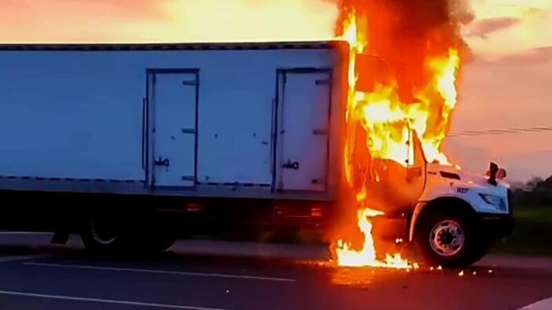 Habitantes de Michoacán queman camión por desaparición de 3 jóvenes