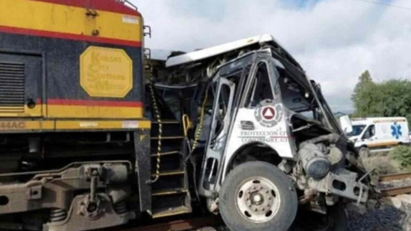 Tren arrolla a autobús en Guanajuato y protagoniza tragedia ferroviaria