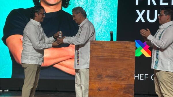 Grupo Xcaret entrega el Premio Xueños 2025 al chef Carlos Gaytán, embajador de la gastronomía mexicana en el mundo