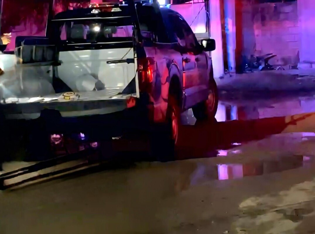 Dejan cuerpo con un narcomensaje en calles de la Supermanzana 227 de Cancún; al parecer la víctima fue bajada de un vehículo.