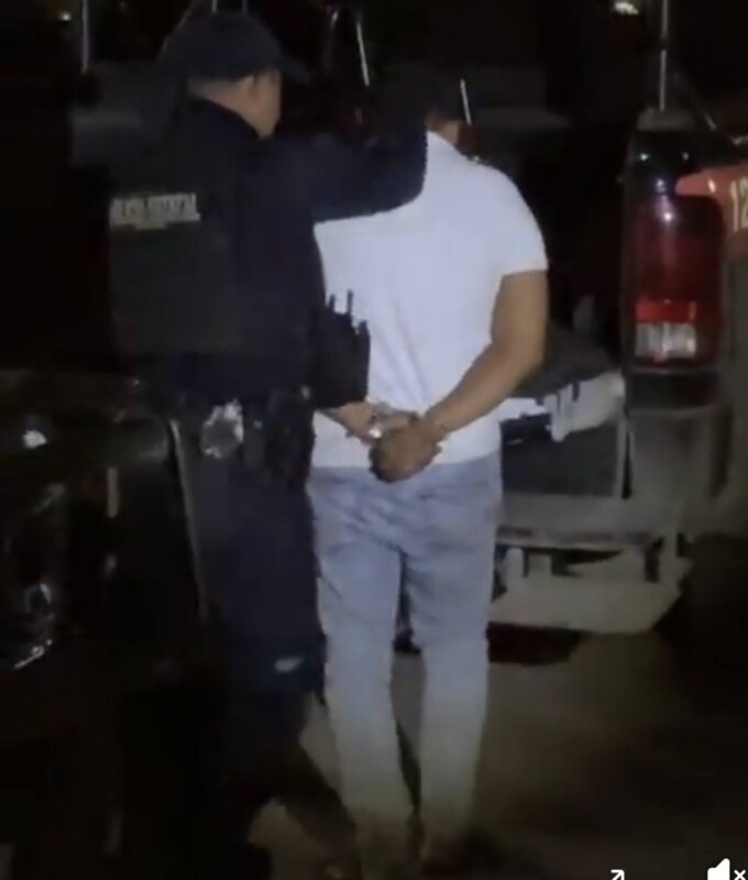 Capturan a presuntos sicarios tras enfrentamiento en Prado Norte en Cancún; los sujetos habían sido reportados porque se drogaban en un pasillo.