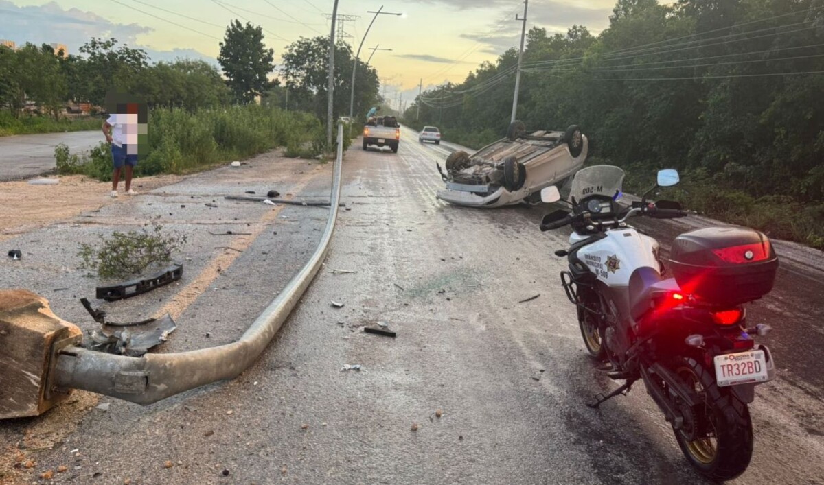 Automovilista choca contra poste y termina volcado en la avenida Huayacán; a pesar de lo aparatoso del accidente no se reportaron lesionados.