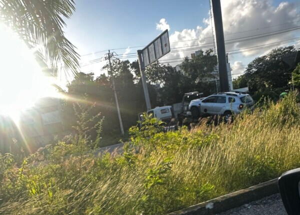 Fuerte accidente en el tramo carretero Cancún-Playa del Carmen; una persona resultó lesionada debido al fuerte impacto.