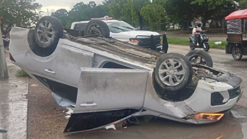 Seis ocupantes de un vehículo abandonan la unidad tras volcar en la avenida Kabah