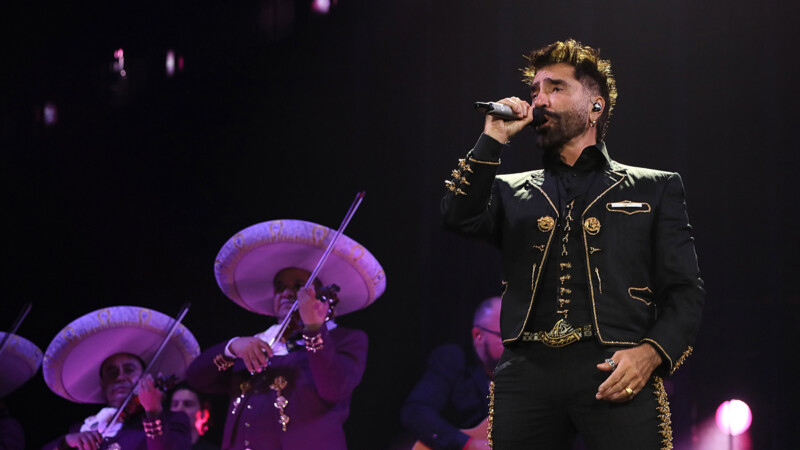 Alejandro Fernández rinde homenaje a Vicente Fernández