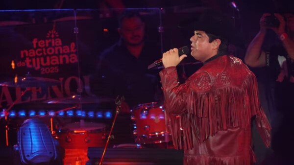 Alfredo Olivas detiene su concierto en Pachuca tras recibir un misterioso regalo