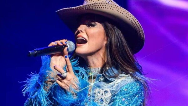 Ana Bárbara protagoniza momento de tensión por falla de audio en pleno concierto