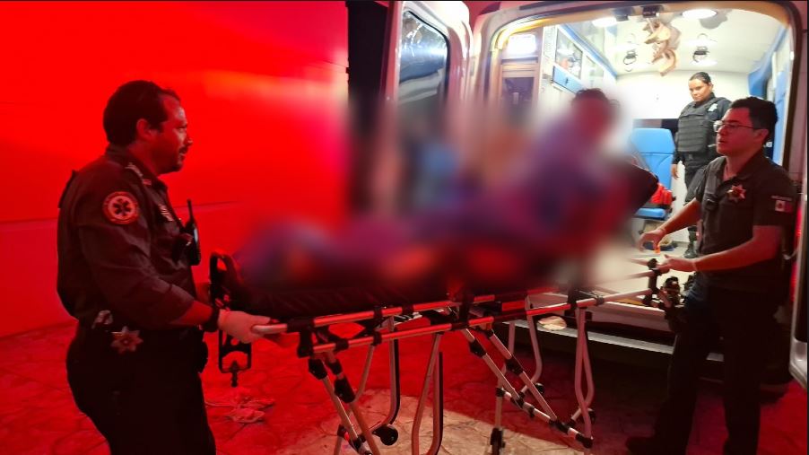 Balean a un presunto narcomenudista en Paraíso Maya en Cancún; Rolando C.G., fue trasladado con dos impactos al Hospital General.