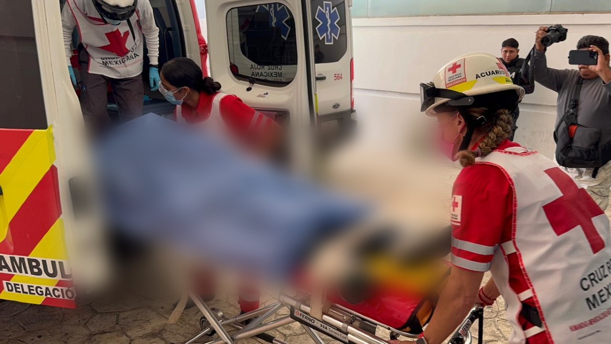 Balean a un mototaxista en el fraccionamiento Paraíso Maya en Cancún (VIDEO); la víctima fue trasladada de emergencia al Hospital General.