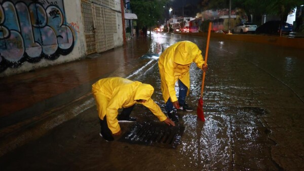 Supervisa Ana Paty Peralta calles de Cancún tras intensas lluvias