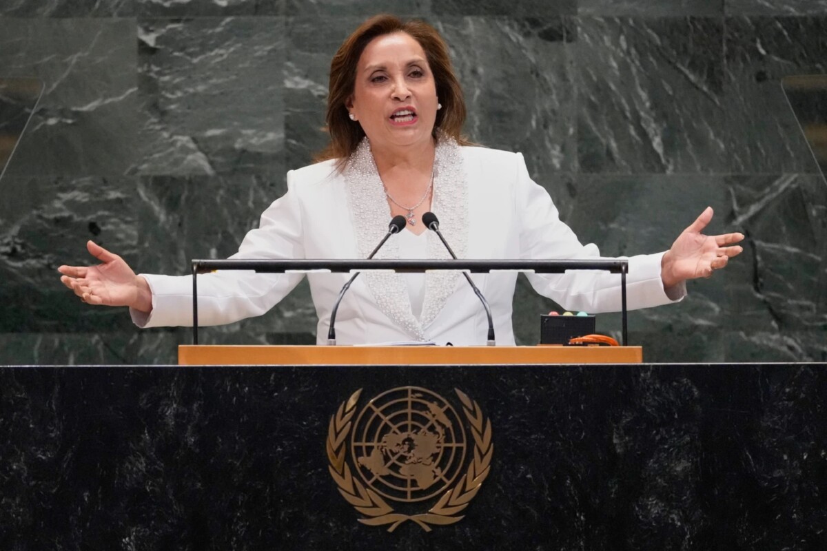 La presidenta de Perú, Dina Ercilia Boluarte Zegarra, se dirige a la Asamblea General de las Naciones Unidas en su 80º período de sesiones, el martes 23 de septiembre de 2025. (Foto AP/Richard Drew)