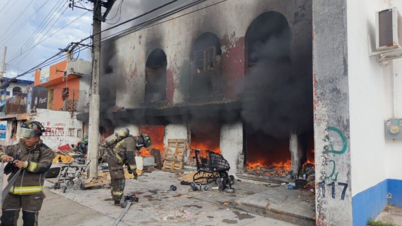 Sofocan otro incendio en un hotel abandonado en la avenida López Portillo