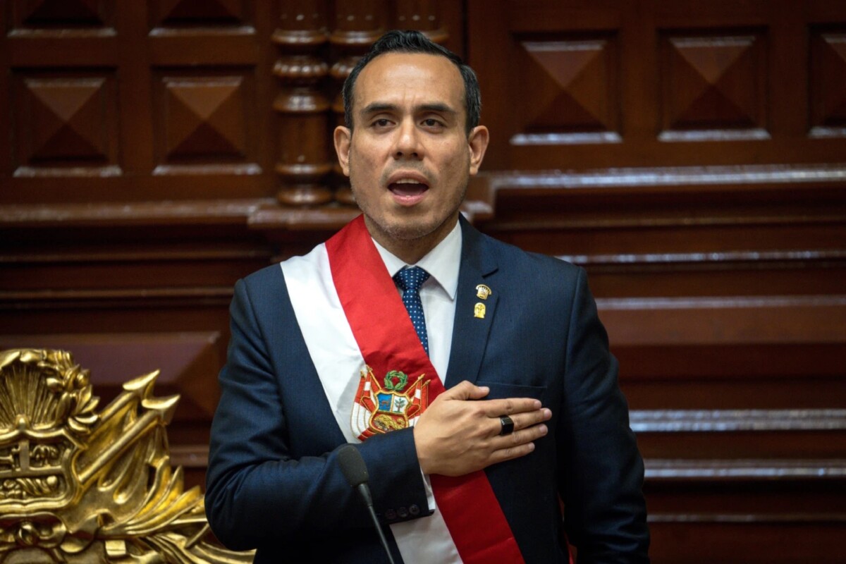 El expresidente del Congreso de Perú, José Jerí, canta el himno nacional tras ser juramentado como presidente interino en Lima, Perú, el viernes 10 de octubre de 2025. (Foto AP/John Reyes)