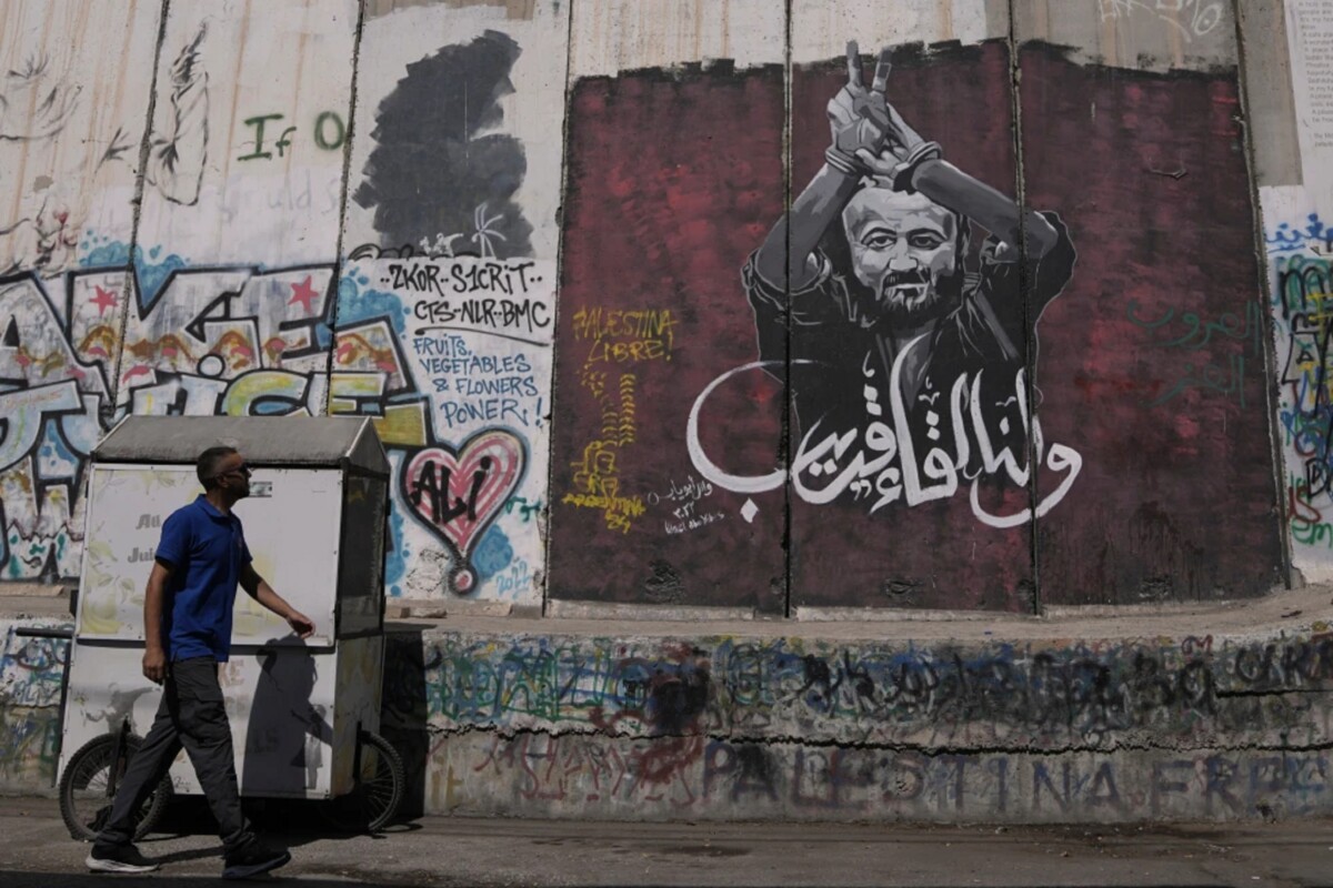 Un mural del activista palestino Marwan Barghouti con la leyenda “Nos vemos pronto”, en la barrera de separación israelí en Belén, Margen Occidental, el 20 de agosto del 2025. (AP foto/Mahmoud Illean)