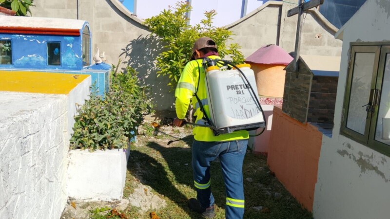 Gobierno Municipal refuerza trabajos de limpieza y mantenimiento general en los panteones municipales