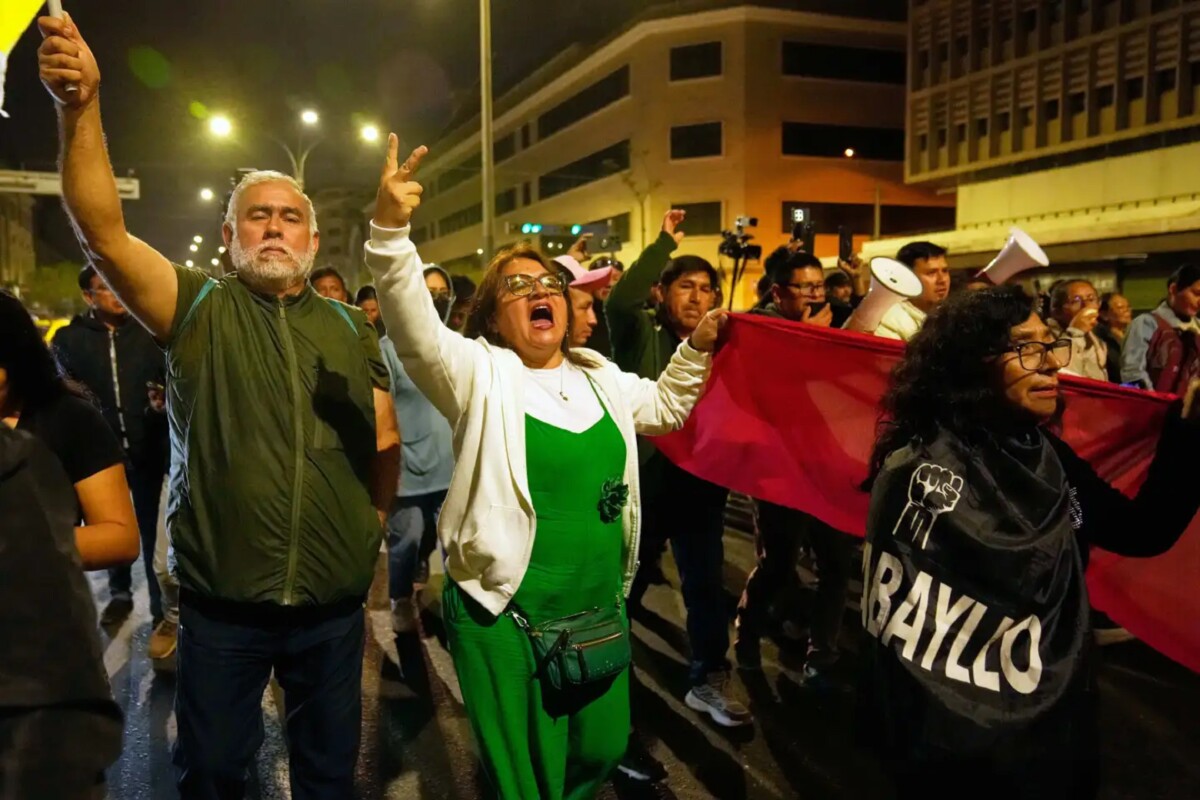 Manifestantes antigubernamentales celebran frente al Congreso en Lima, Perú, el viernes 10 de octubre de 2025, cuando el Congreso peruano votó a favor de destituir a la presidenta Dina Boluarte. (Foto AP/Martín Mejía)