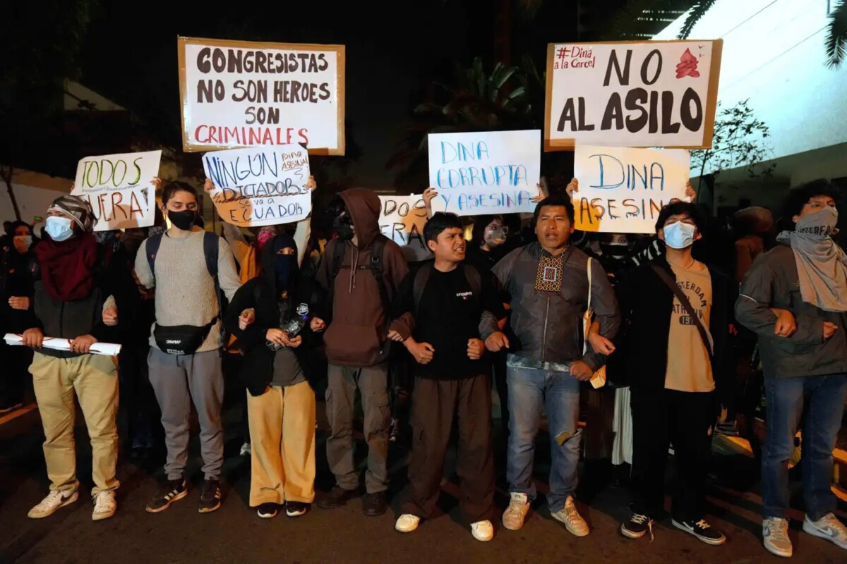 Opositores de la presidenta peruana Dina Boluarte protestan frente a la embajada de Ecuador en Lima, Perú, el jueves 9 de octubre de 2025. (Foto AP/Martín Mejía)