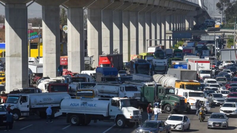 Piperos huachicoleros de agua bloquean accesos a CdMx