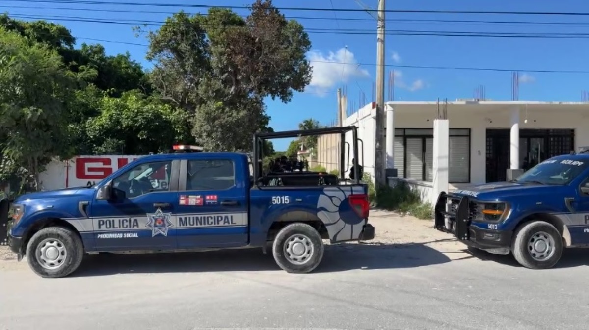 Hallan restos humanos en la colonia El Jordán en Cancún (VIDEO); fueron localizados en una bolsa en un camino de terracería.