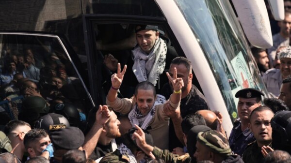 Inicia liberación de rehenes, 250 palestinos y 20 israelíes