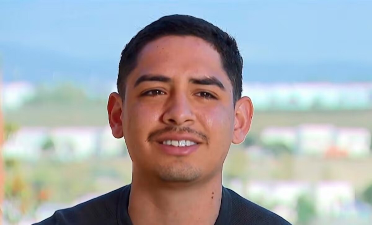 Steve Rios, es un marine de Estados Unidos y cuyo padre, Esteban Ríos, fue arrestado por agentes de migración y posteriormente fue deportado a México.