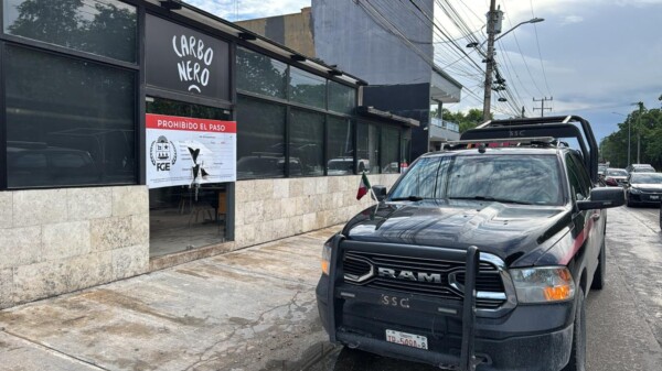 Sujetos allanan un bar asegurado por la Fiscalía en Cancún (VIDEO)
