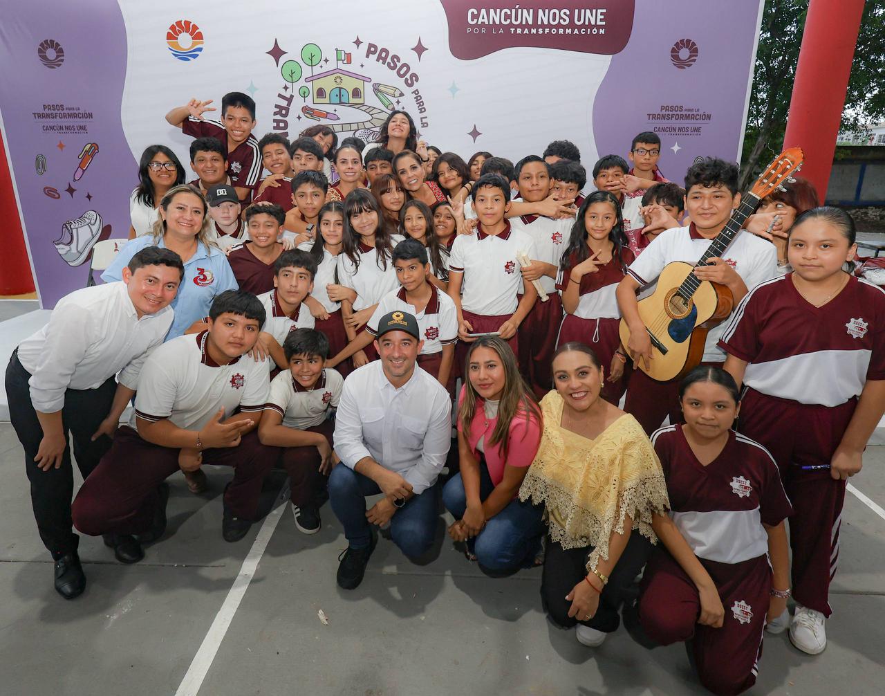 Más de 119 mil estudiantes de nivel básico recibirán tenis gratuitos en este ciclo escolar; en la primera jornada se entregaron 205 pares en la Secundaria Técnica No. 20.