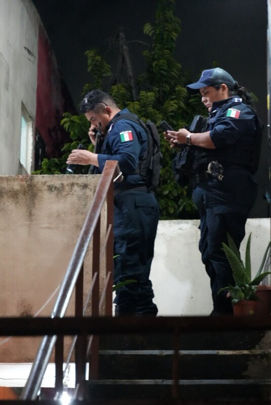 Agreden con arma blanca a un sujeto en Villas Otoch Paraíso en Cancún; la víctima quedó a las puertas de una vivienda en donde fue auxiliado.