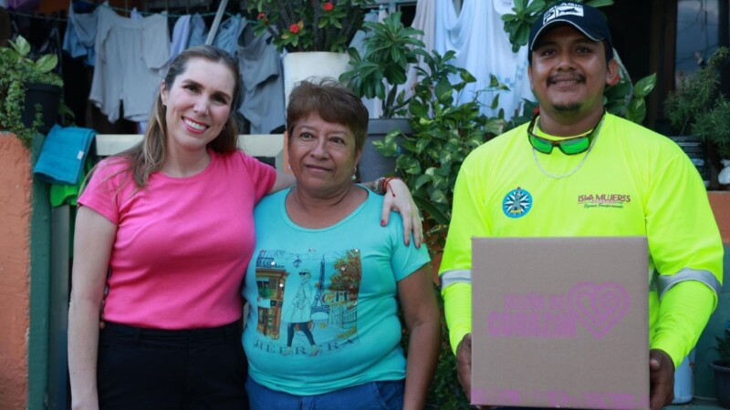 Gobierno de Atenea Gómez Ricalde concluye entrega casa por casa de Isleña de Corazón