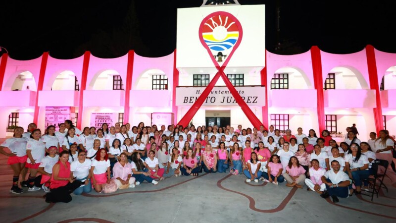Ilumina Ana Paty Peralta el Palacio Municipal con la Campaña 'Cancún Rosa'