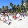 Turistas y familias isleñas disfrutan de las playas limpias, ordenadas y libre de sargazo de Isla Mujeres