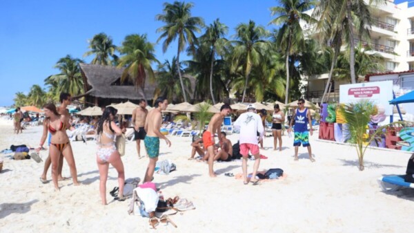 Turistas y familias isleñas disfrutan de las playas limpias, ordenadas y libre de sargazo de Isla Mujeres