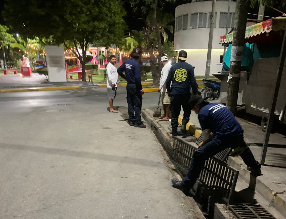 Junto con personal de la Zofemat se continúa con la limpieza de los drenajes pluviales y hoy, desde ,muy temprana hora avanzan en la colonia La Gloria.