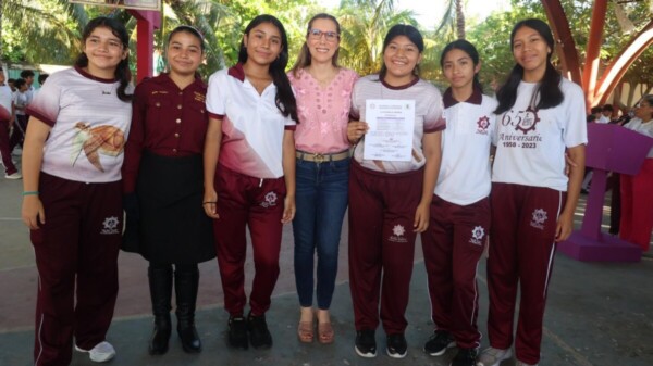 Atenea Gómez Ricalde refrenda su compromiso con las juventudes isleñas