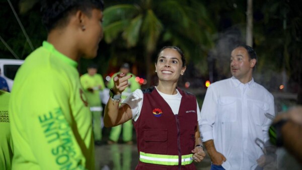 Constata Ana Paty Peralta labores de limpieza en la avenida Andrés Quintana Roo