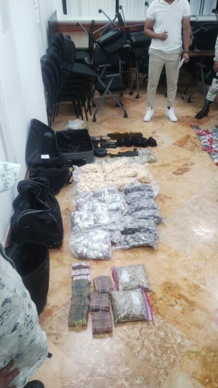 Aseguran armamento y narcóticos en el aeropuerto de Cancún; elementos de la Guardia Nacional revisaron a tres personas que trasladaban varias maletas.