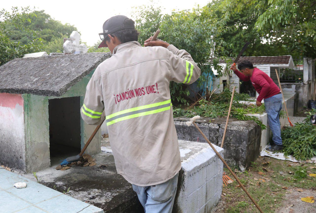 Personal municipal realizó trabajos de limpieza, poda y recoja de basura en los panteones municipales y el Parque Funerario.