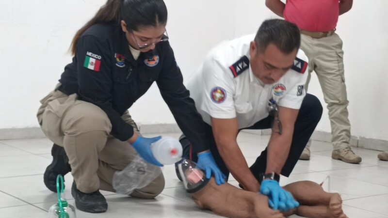 Capacitan a personal de PC en atención médica de emergencias veterinarias para perros de trabajo y mascotas