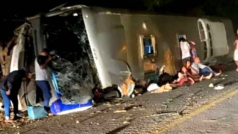 Colisión de autobús en Brasil deja por lo menos 15 muertos