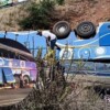 Desbarrancamiento de autobús en Sudáfrica deja al menos 42 muertos 
