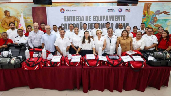 Gobierno de Ana Paty Peralta y sector privado fortalecen al heroico Cuerpo de Bomberos de Cancún