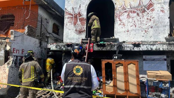 Bomberos de Cancún y Protección Civil atienden incendio en inmueble abandonado