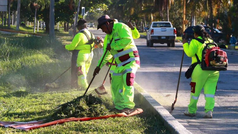 Trabajan brigadas de servicios públicos en limpieza de vialidades